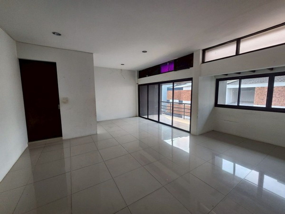 For RentTownhomeSukhumvit, Asoke, Thonglor : HR3255 Home Office for rent, 3 floors, in the heart of Sukhumvit 26, near BTS Phrom Phong, potential location, connecting Sukhumvit-Rama 4.