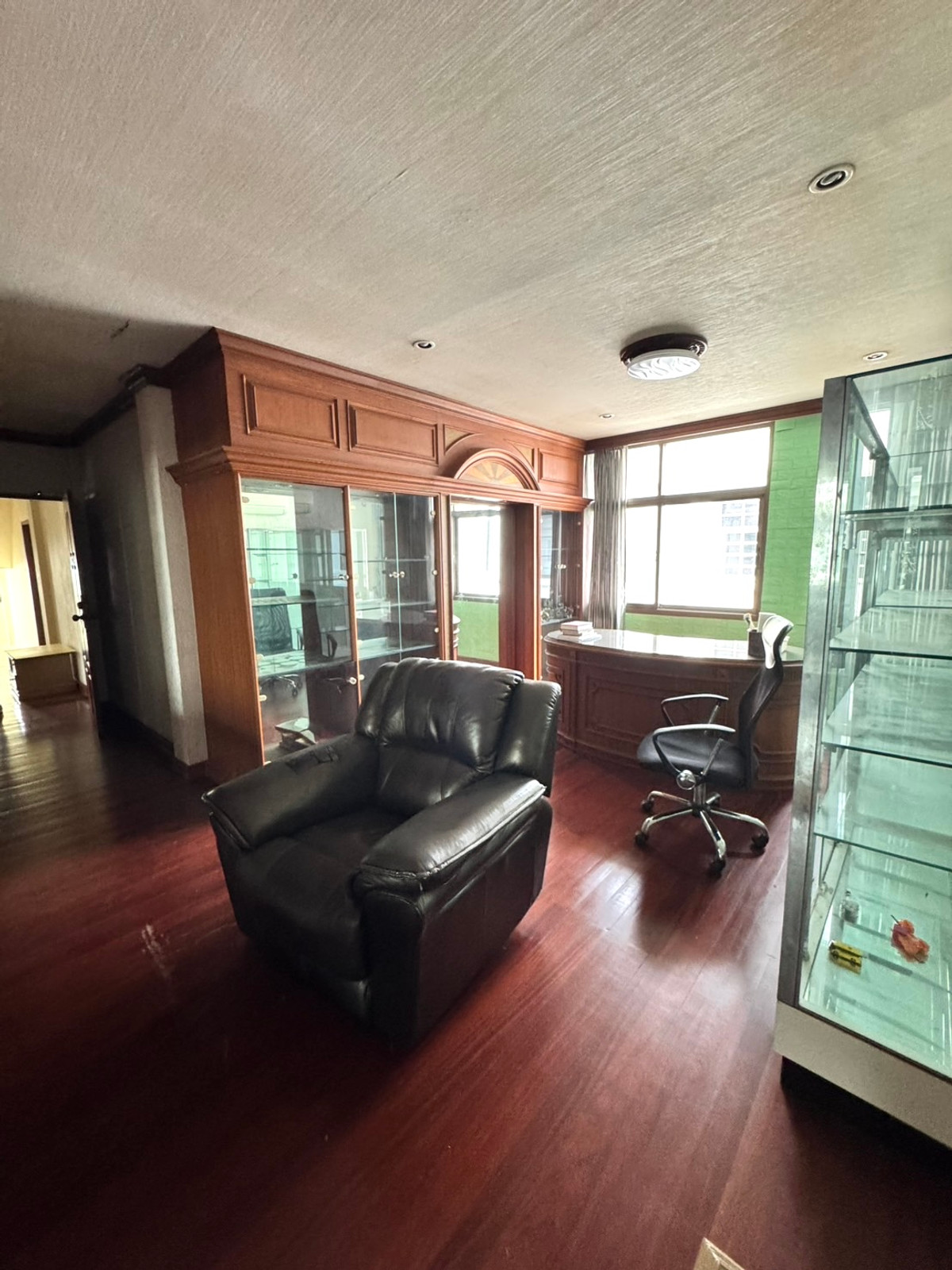 ให้เช่าทาวน์โฮมสุขุมวิท อโศก ทองหล่อ : Townhome Sukhumvit 39 900m from BTS Prompong: 4+1 Fl 50 sqwah 800sqm. 8.5rooms 7 bath 250,000/mth Am: 0656199198