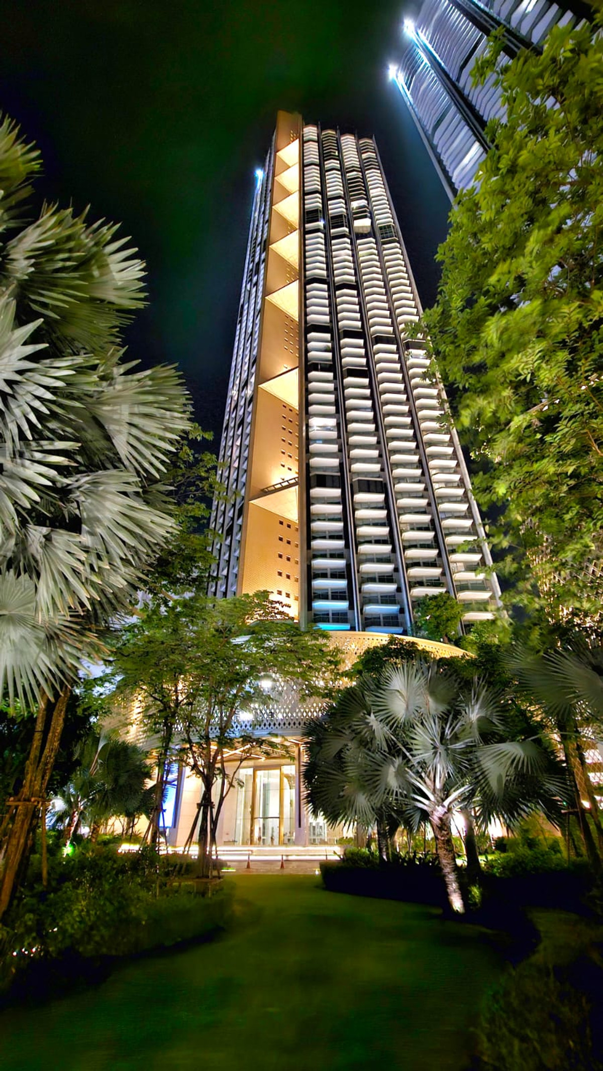 For RentCondoWongwianyai, Charoennakor : Luxury Riverside Living at Magnolias Waterfront | 79 SQ.M. with ICONSIAM View