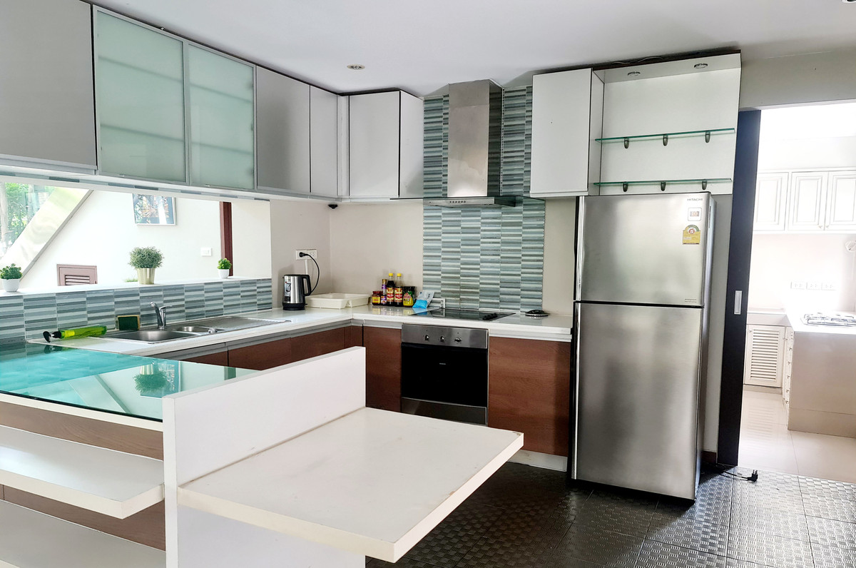 For RentHouseSukhumvit, Asoke, Thonglor : House wz private swiming pool in Thonglor Sukhumvit, only 800 meters to BTS Thonglor station