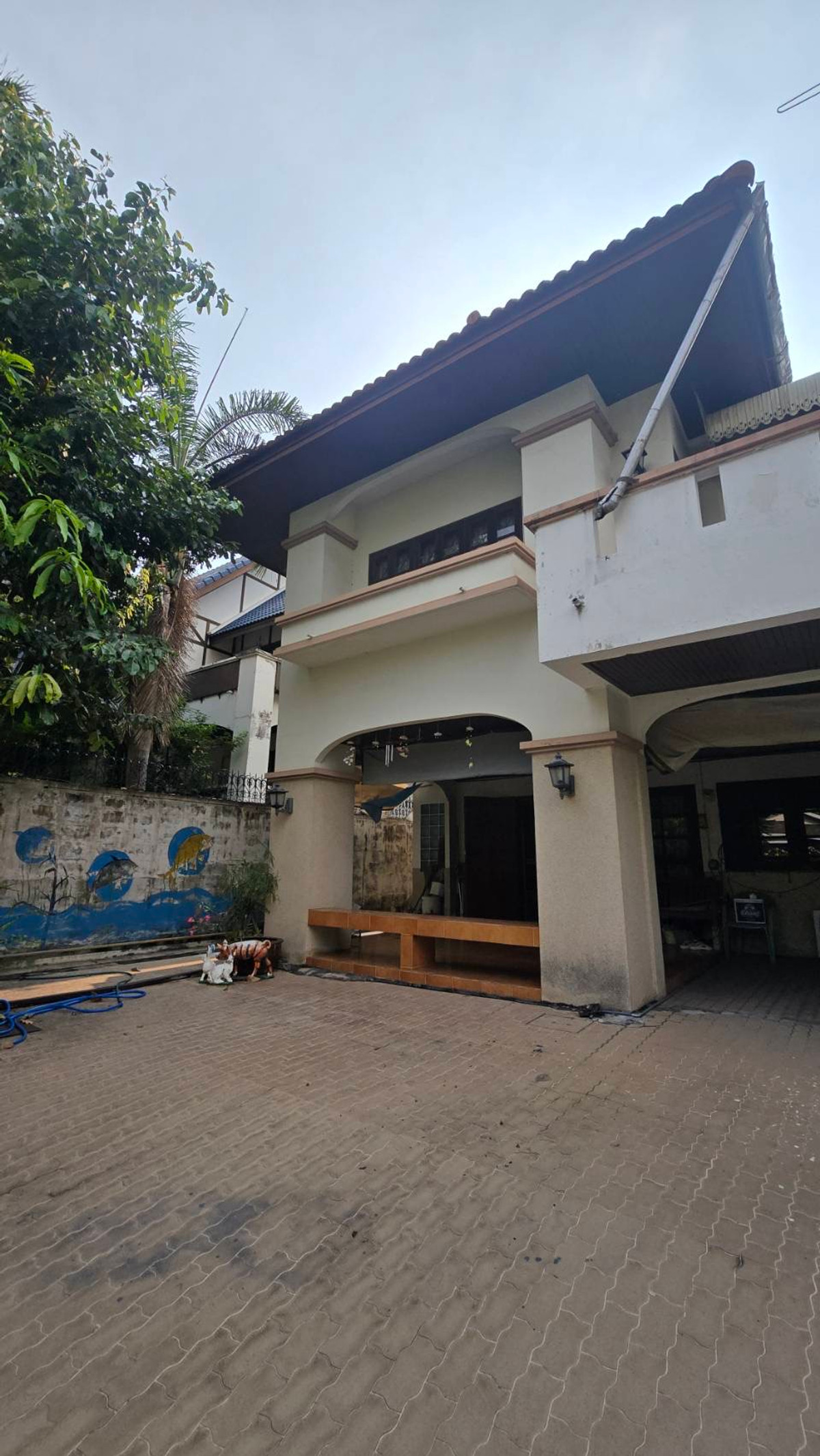 ขายบ้านนวมินทร์ รามอินทรา : ขายบ้านเดี่ยว 2 ชั้น หมู่บ้านแมกไม้ รามอินทรา ใกล้ซอยรามอินทรา 103/3 เขตคันนายาว เนื้อที่ 50 ตารางวา ฟังก์ชันภายในบ้าน 3 ห้องนอน 2 ห้องน้ำ 1 ห้องครัว 1 ห้องอเนกประสงค์ จอดรถได้ 2 คัน