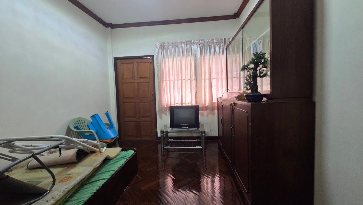 ขายบ้านนวมินทร์ รามอินทรา : ขายบ้านเดี่ยว 2 ชั้น หมู่บ้านแมกไม้ รามอินทรา ใกล้ซอยรามอินทรา 103/3 เขตคันนายาว เนื้อที่ 50 ตารางวา ฟังก์ชันภายในบ้าน 3 ห้องนอน 2 ห้องน้ำ 1 ห้องครัว 1 ห้องอเนกประสงค์ จอดรถได้ 2 คัน