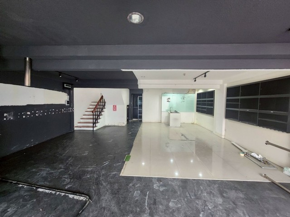For RentTownhomeSukhumvit, Asoke, Thonglor : HR3255 Home Office for rent, 3 floors, in the heart of Sukhumvit 26, near BTS Phrom Phong, potential location, connecting Sukhumvit-Rama 4.