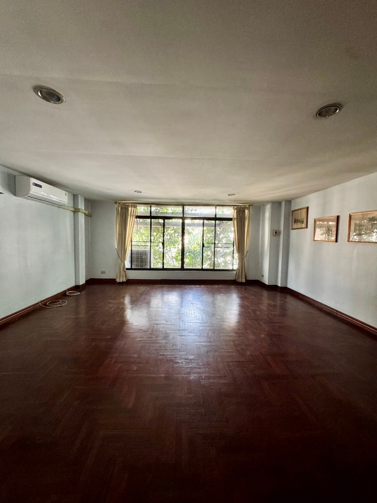 ให้เช่าทาวน์โฮมสุขุมวิท อโศก ทองหล่อ : Townhome Thonglor soi 7 950m from BTS Thonglor: 4Fl 36sqwah 450sqm. 6bed 4bath 250,000/mth. Am: 0656199198