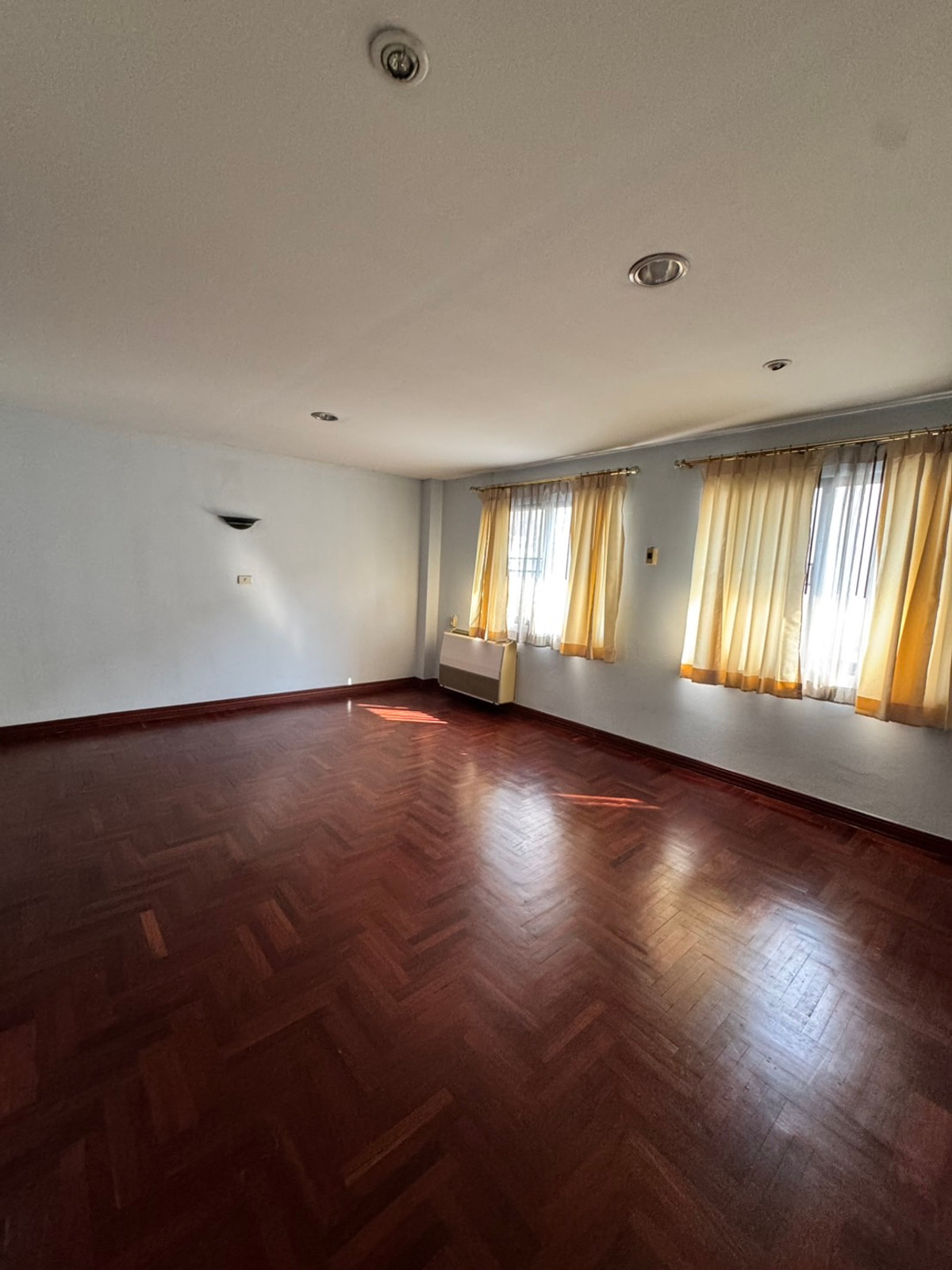 ให้เช่าทาวน์โฮมสุขุมวิท อโศก ทองหล่อ : Townhome Thonglor soi 7 950m from BTS Thonglor: 4Fl 36sqwah 450sqm. 6bed 4bath 250,000/mth. Am: 0656199198