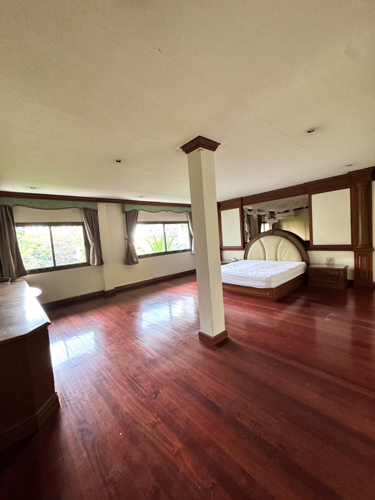 ให้เช่าทาวน์โฮมสุขุมวิท อโศก ทองหล่อ : Townhome Sukhumvit 39 900m from BTS Prompong: 4+1 Fl 50 sqwah 800sqm. 8.5rooms 7 bath 250,000/mth Am: 0656199198