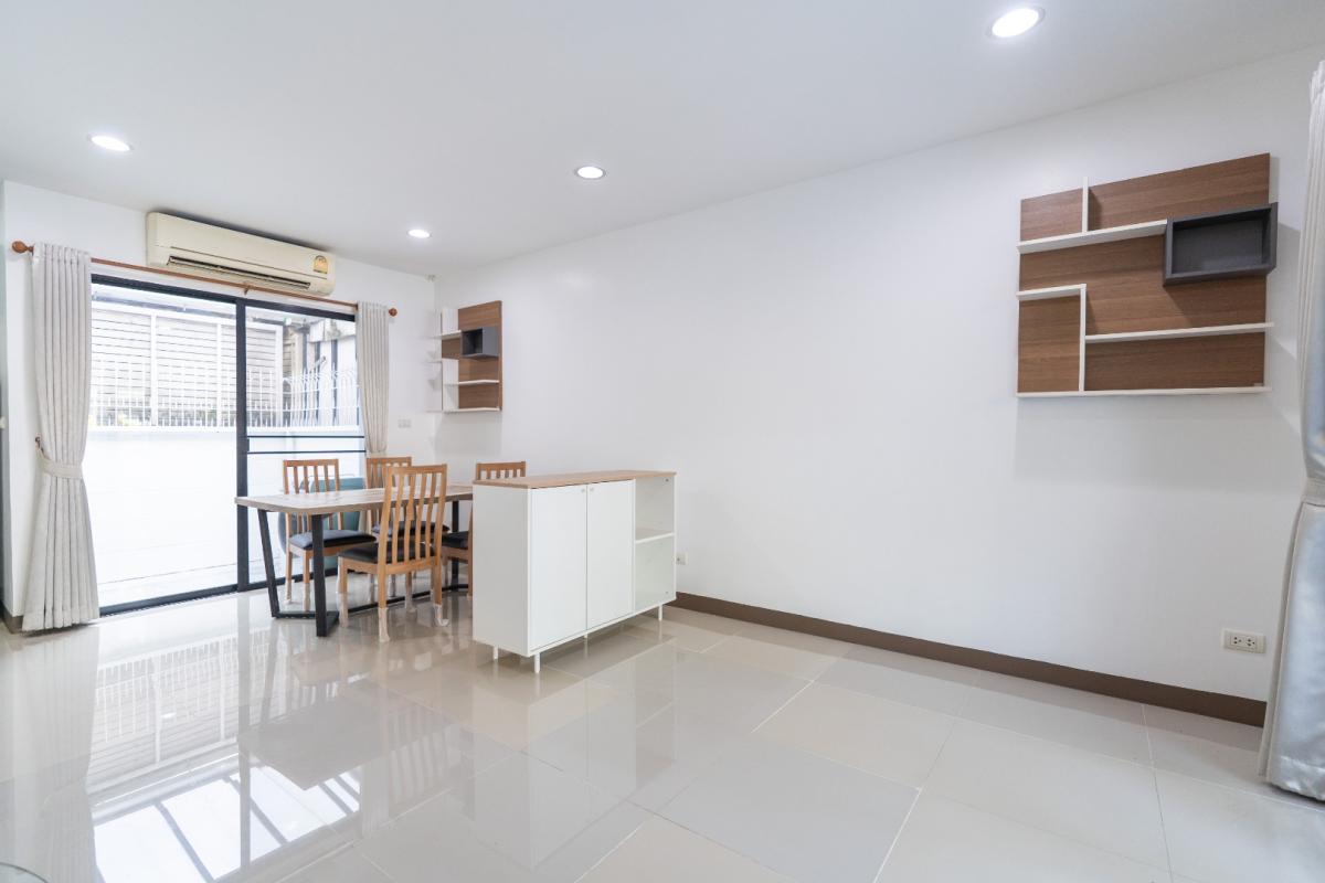 For RentTownhomeRamkhamhaeng, Hua Mak : 🔥For Rent Immediately🔥 Townhouse in the City Center, Rama 9 - Ramkhamhaeng. 3 bedrooms, 3 bathrooms. Beautiful house, ready to move in. Near the expressway and the Orange Line MRT❗