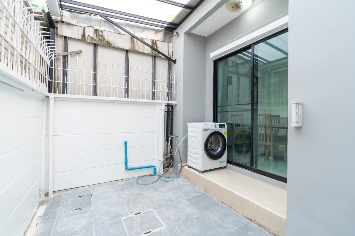 For RentTownhomeRamkhamhaeng, Hua Mak : 🔥For Rent Immediately🔥 Townhouse in the City Center, Rama 9 - Ramkhamhaeng. 3 bedrooms, 3 bathrooms. Beautiful house, ready to move in. Near the expressway and the Orange Line MRT❗