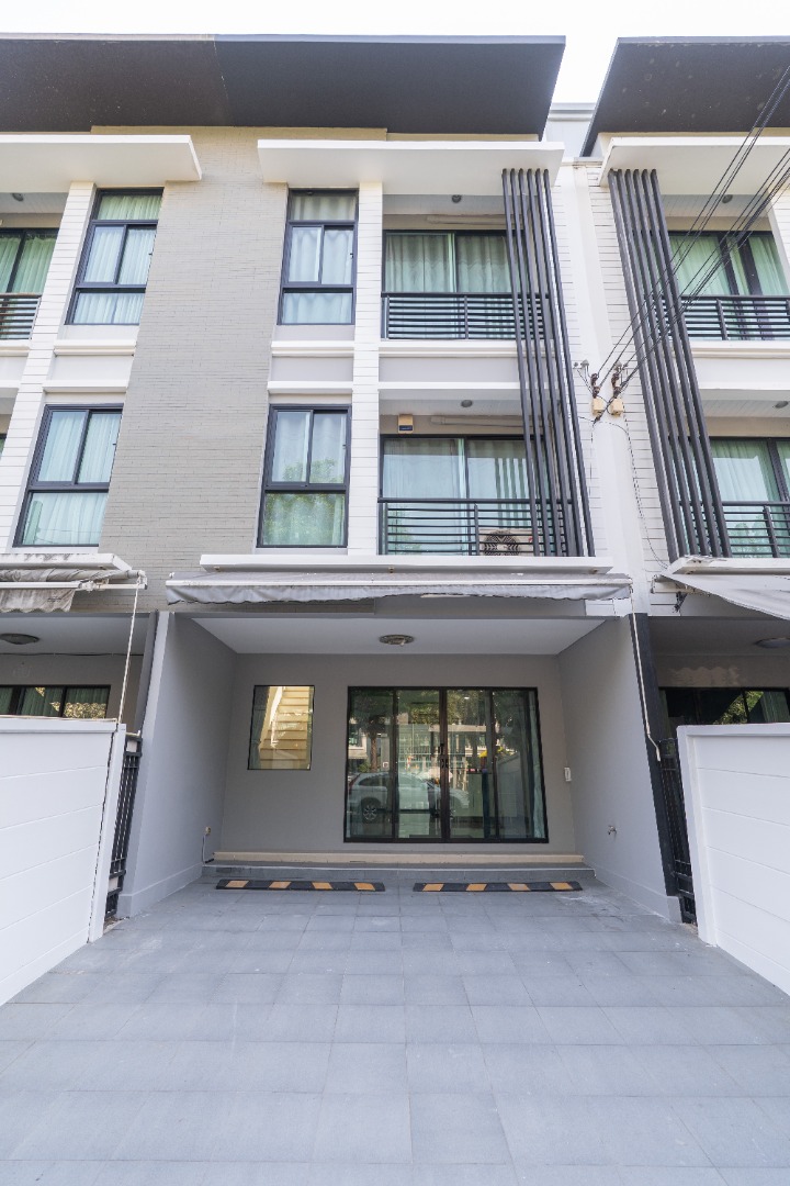For RentTownhomeRamkhamhaeng, Hua Mak : 🔥For Rent Immediately🔥 Townhouse in the City Center, Rama 9 - Ramkhamhaeng. 3 bedrooms, 3 bathrooms. Beautiful house, ready to move in. Near the expressway and the Orange Line MRT❗