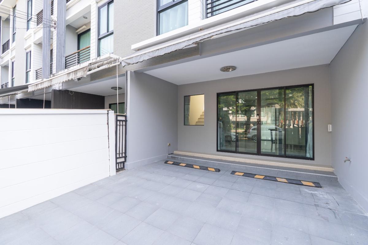 For RentTownhomeRamkhamhaeng, Hua Mak : 🔥For Rent Immediately🔥 Townhouse in the City Center, Rama 9 - Ramkhamhaeng. 3 bedrooms, 3 bathrooms. Beautiful house, ready to move in. Near the expressway and the Orange Line MRT❗