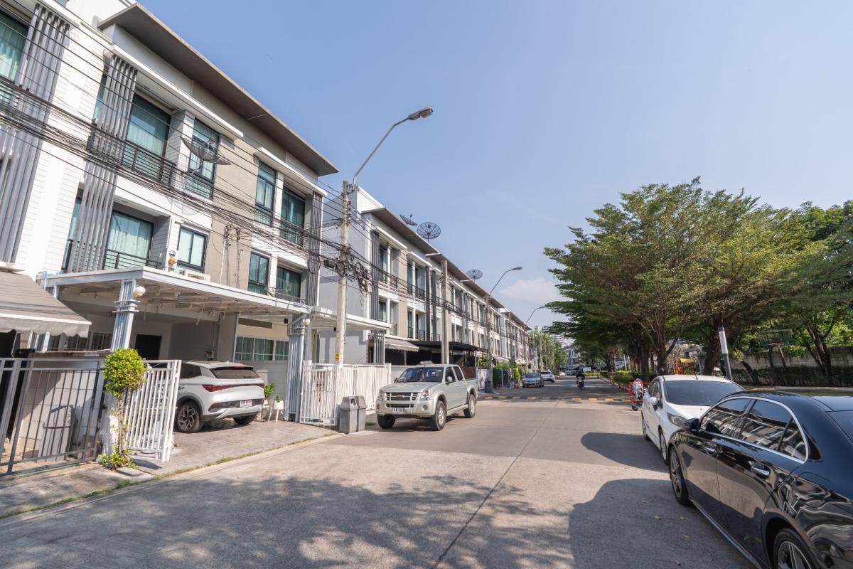 For RentTownhomeRamkhamhaeng, Hua Mak : 🔥For Rent Immediately🔥 Townhouse in the City Center, Rama 9 - Ramkhamhaeng. 3 bedrooms, 3 bathrooms. Beautiful house, ready to move in. Near the expressway and the Orange Line MRT❗