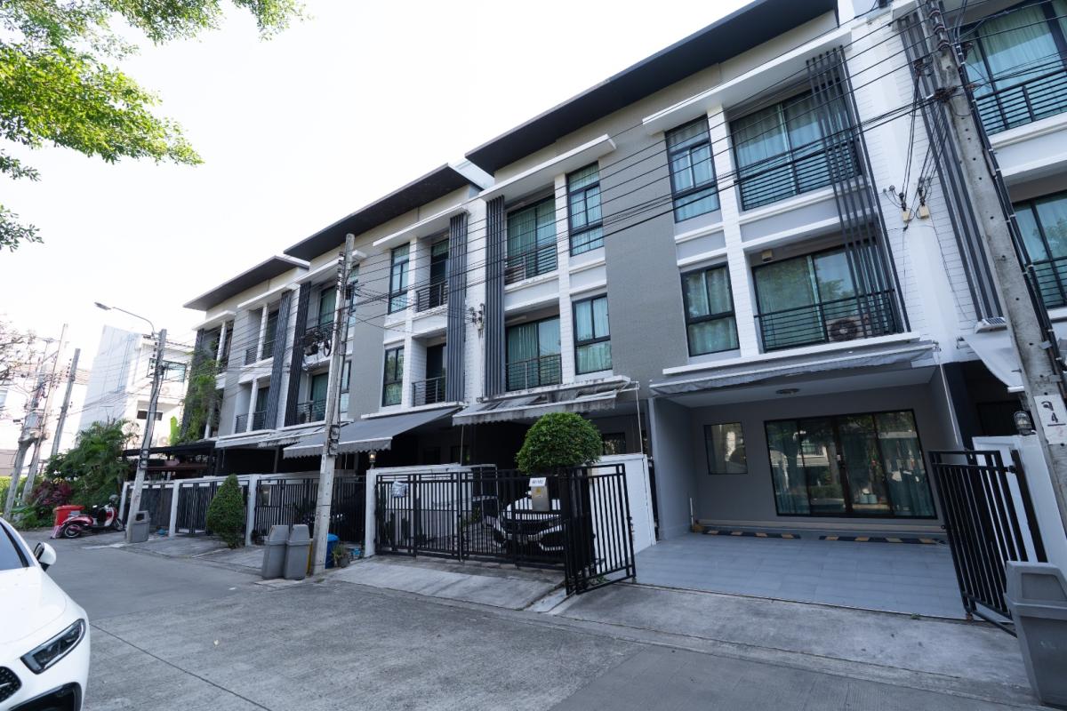 For RentTownhomeRamkhamhaeng, Hua Mak : 🔥For Rent Immediately🔥 Townhouse in the City Center, Rama 9 - Ramkhamhaeng. 3 bedrooms, 3 bathrooms. Beautiful house, ready to move in. Near the expressway and the Orange Line MRT❗