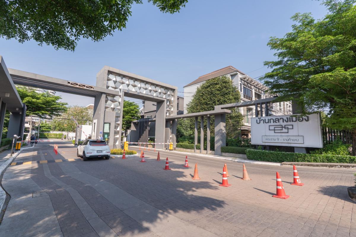 For RentTownhomeRamkhamhaeng, Hua Mak : 🔥For Rent Immediately🔥 Townhouse in the City Center, Rama 9 - Ramkhamhaeng. 3 bedrooms, 3 bathrooms. Beautiful house, ready to move in. Near the expressway and the Orange Line MRT❗