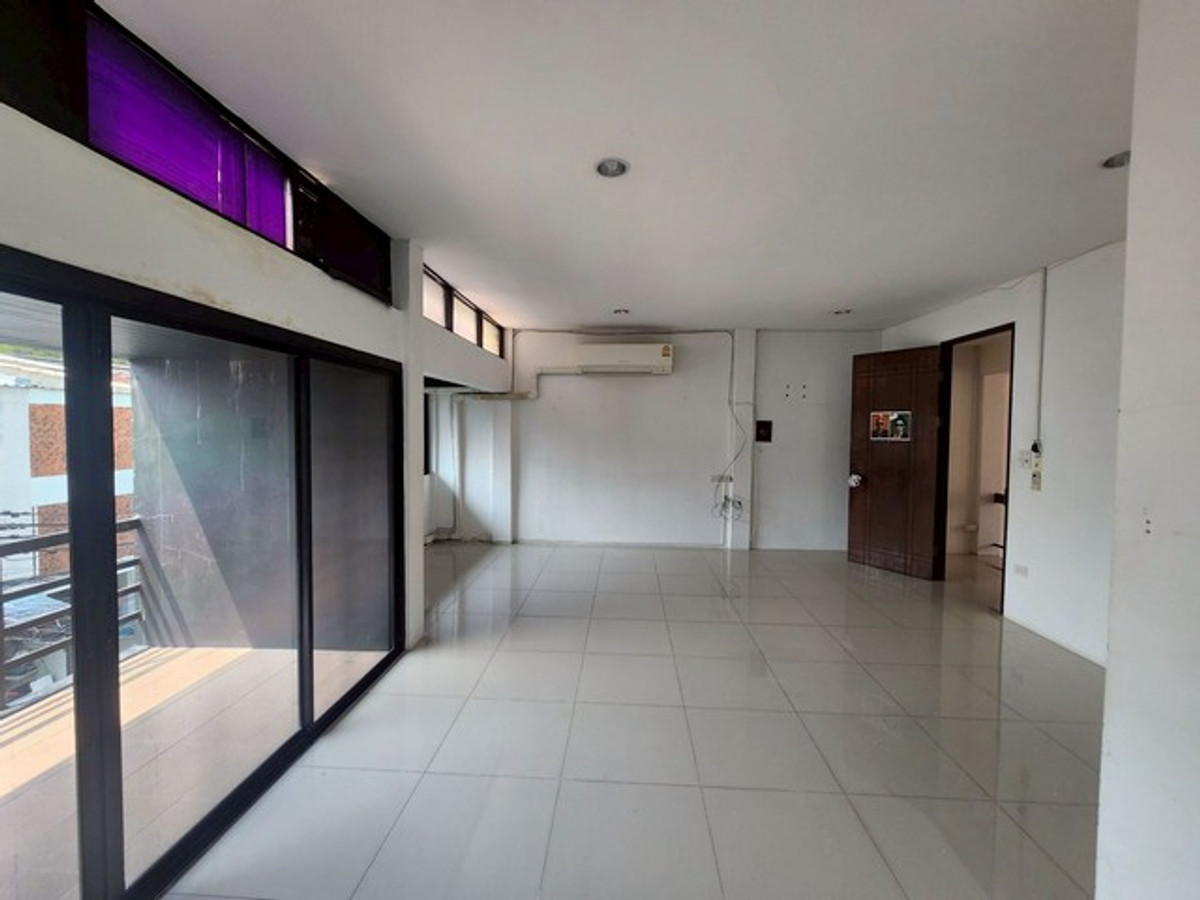 For RentTownhomeSukhumvit, Asoke, Thonglor : HR3255 Home Office for rent, 3 floors, in the heart of Sukhumvit 26, near BTS Phrom Phong, potential location, connecting Sukhumvit-Rama 4.