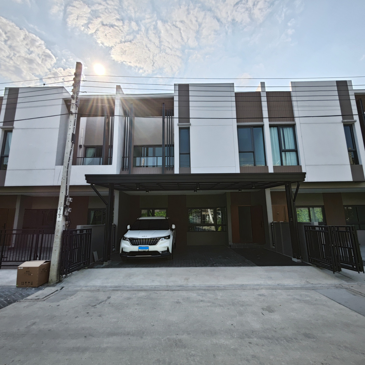 For RentPinklao, Charansanitwong : Townhome for rent Baan Klang Muang The Edition Pinklao - Boroma 2, near Central Westville, only 7 minutes.