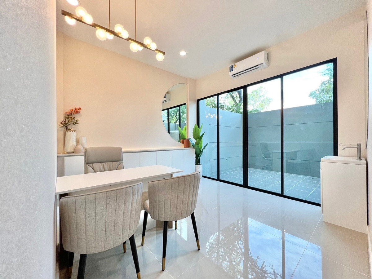 For LeaseholdKaset Nawamin,Ladplakao : New building for rent, Nuanchan Road, customer area with high purchasing power.  Suitable for clinics or eyebrow tattoo shop