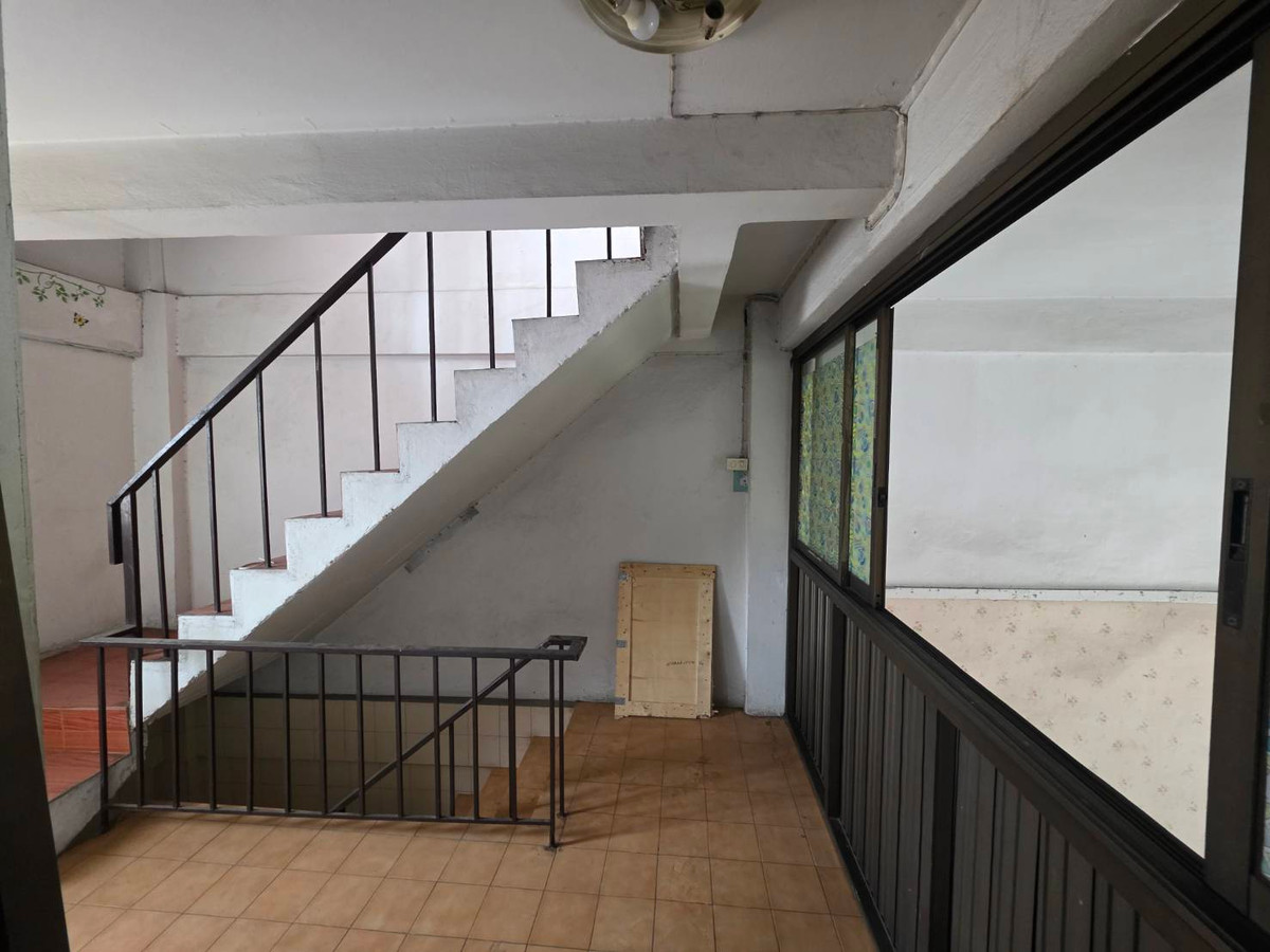 For RentShop HouseKasetsart, Ratchayothin : Commercial building for rent, near Senanikom BTS, only 3 minutes.