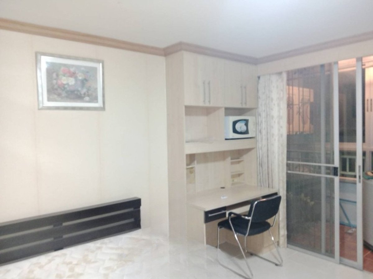 For RentCondoRatchadapisek, Huaikwang, Suttisan : Condo for rent, Ratchada Soi 18, spacious room with balcony, very good location, Soi Ratchada 18, near Central Rama 9, MRT Huai Khwang!