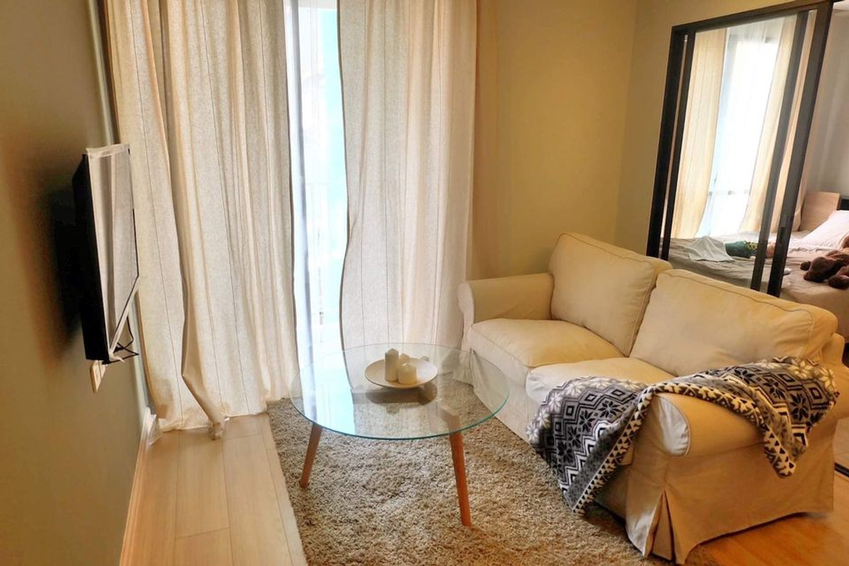 For SaleCondoRatchathewi,Phayathai : Maestro 12 Ratchathewi【𝐒𝐄𝐋𝐋 & 𝐑𝐄𝐍𝐓】🔥Beautiful room with a warm, inviting look, featuring soft wood tones and a blend of classic design elements.🔥 Contact Line ID: @hacondo