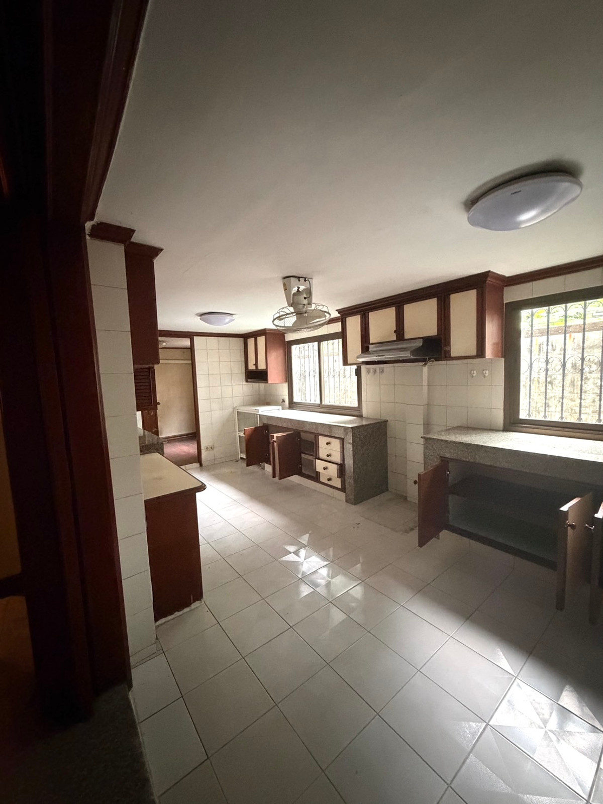 ให้เช่าทาวน์โฮมสุขุมวิท อโศก ทองหล่อ : Townhome Sukhumvit 39 900m from BTS Prompong: 4+1 Fl 50 sqwah 800sqm. 8.5rooms 7 bath 250,000/mth Am: 0656199198