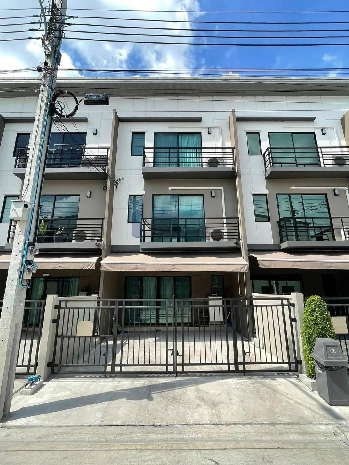 ขายทาวน์โฮมอ่อนนุช อุดมสุข : บ้านกลางเมือง ศรีนครินทร์ - อ่อนนุช / 3 ห้องนอน (ขาย), Baan Klang Muang Srinakarin - Onnut / 3 Bedrooms (FOR SALE) FON269