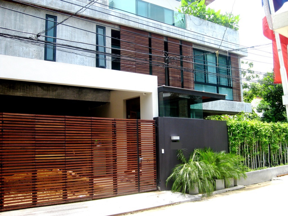 For RentHouseSukhumvit, Asoke, Thonglor : House wz private swiming pool in Thonglor Sukhumvit, only 800 meters to BTS Thonglor station