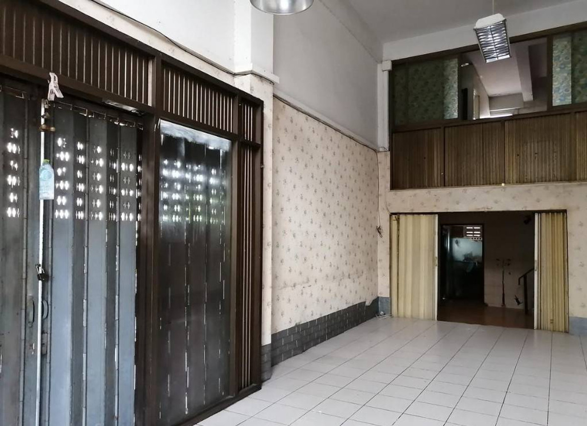 For RentShop HouseKasetsart, Ratchayothin : Commercial building for rent, near Senanikom BTS, only 3 minutes.