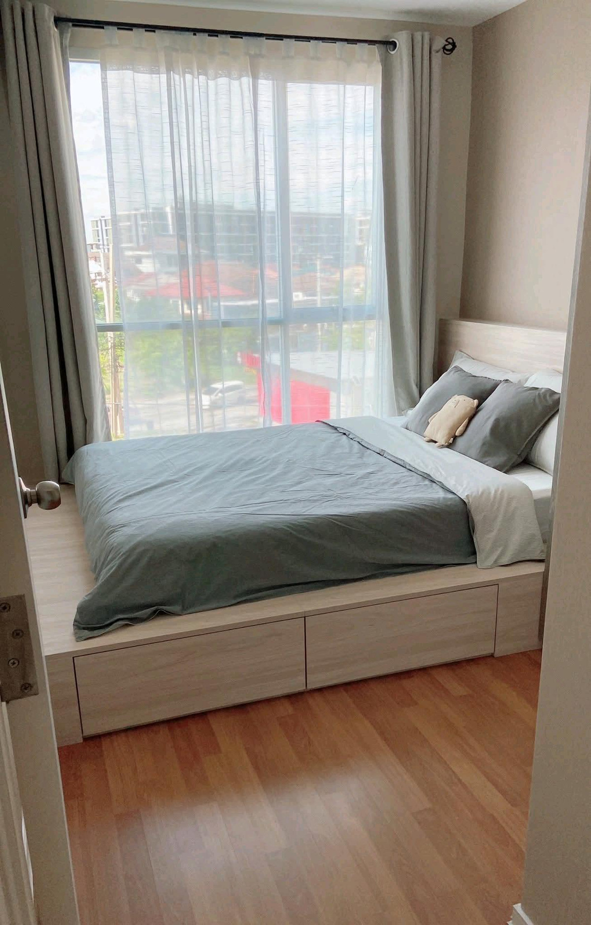 For RentCondoBangna, Bearing, Lasalle : ✨ Low-rise condo, 8 floors high, private atmosphere, on the 4th floor, good size, easy to walk up and down. Reduce worry about disasters