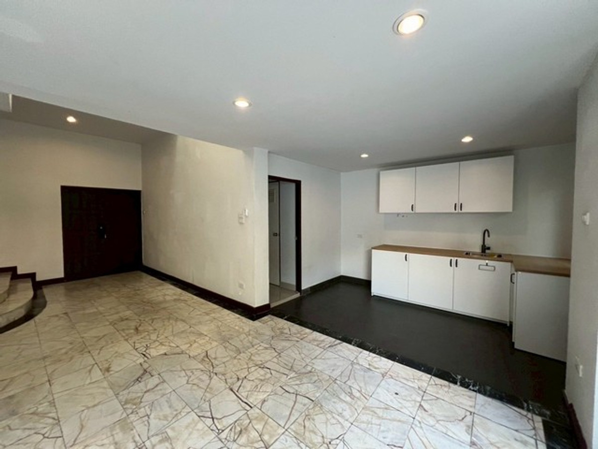 For RentTownhomeSukhumvit, Asoke, Thonglor : HR3259 Townhome, 4 floors, location, Rare Item! In the heart of Thonglor 49, suitable for living, home office, spacious usable area up to 250 sq m.