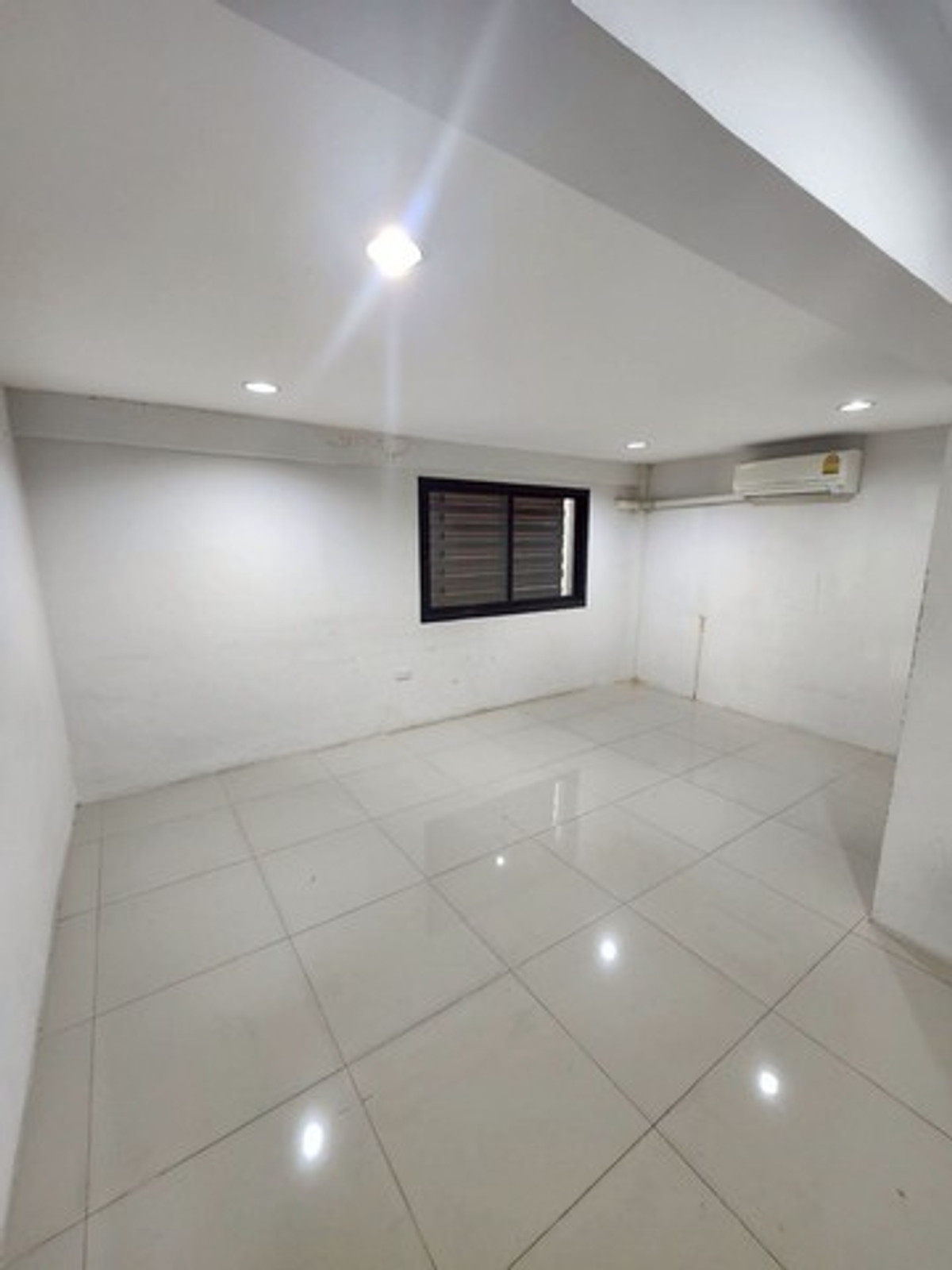 For RentTownhomeSukhumvit, Asoke, Thonglor : HR3255 Home Office for rent, 3 floors, in the heart of Sukhumvit 26, near BTS Phrom Phong, potential location, connecting Sukhumvit-Rama 4.