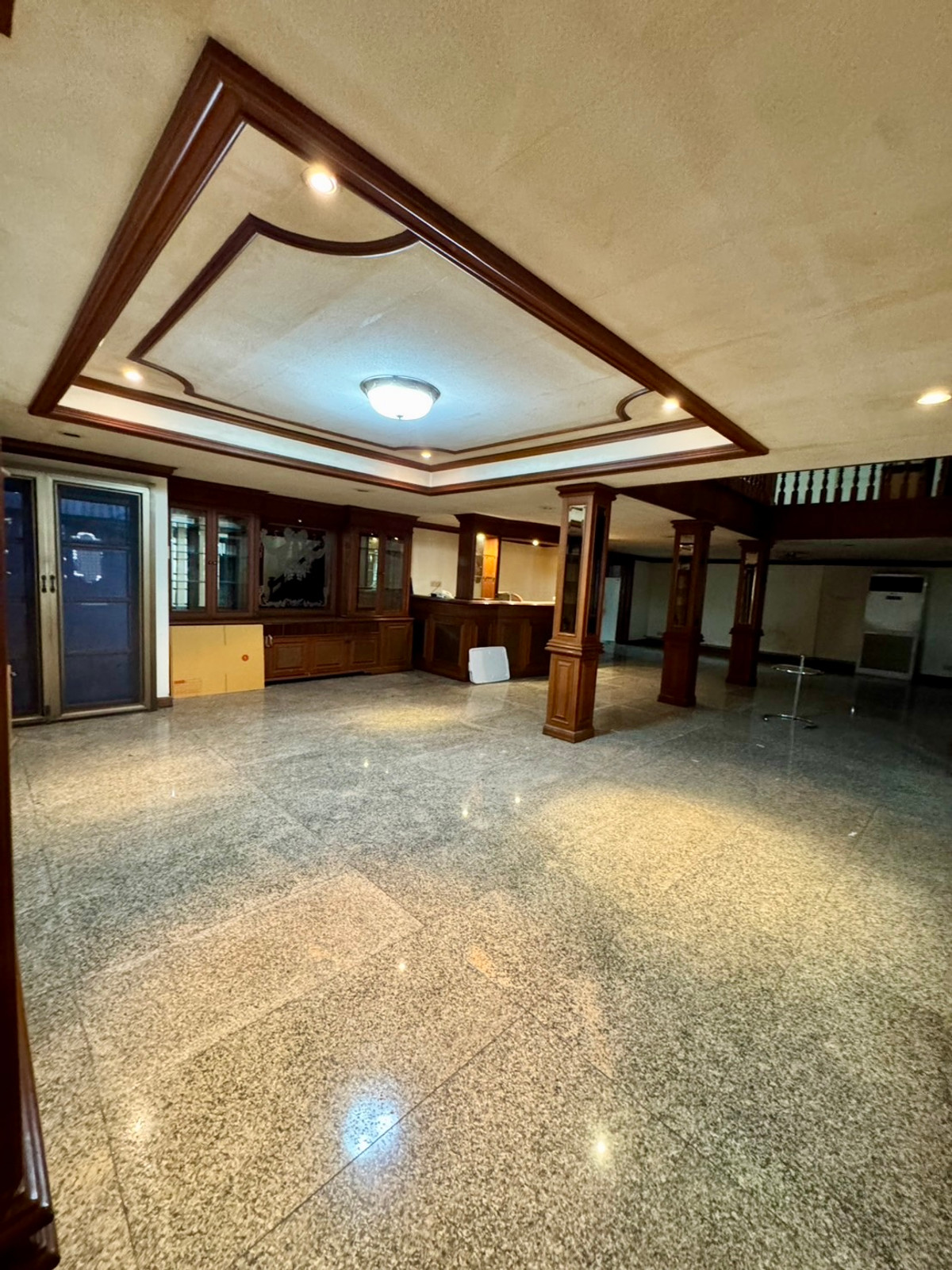 ให้เช่าทาวน์โฮมสุขุมวิท อโศก ทองหล่อ : Townhome Sukhumvit 39 900m from BTS Prompong: 4+1 Fl 50 sqwah 800sqm. 8.5rooms 7 bath 250,000/mth Am: 0656199198