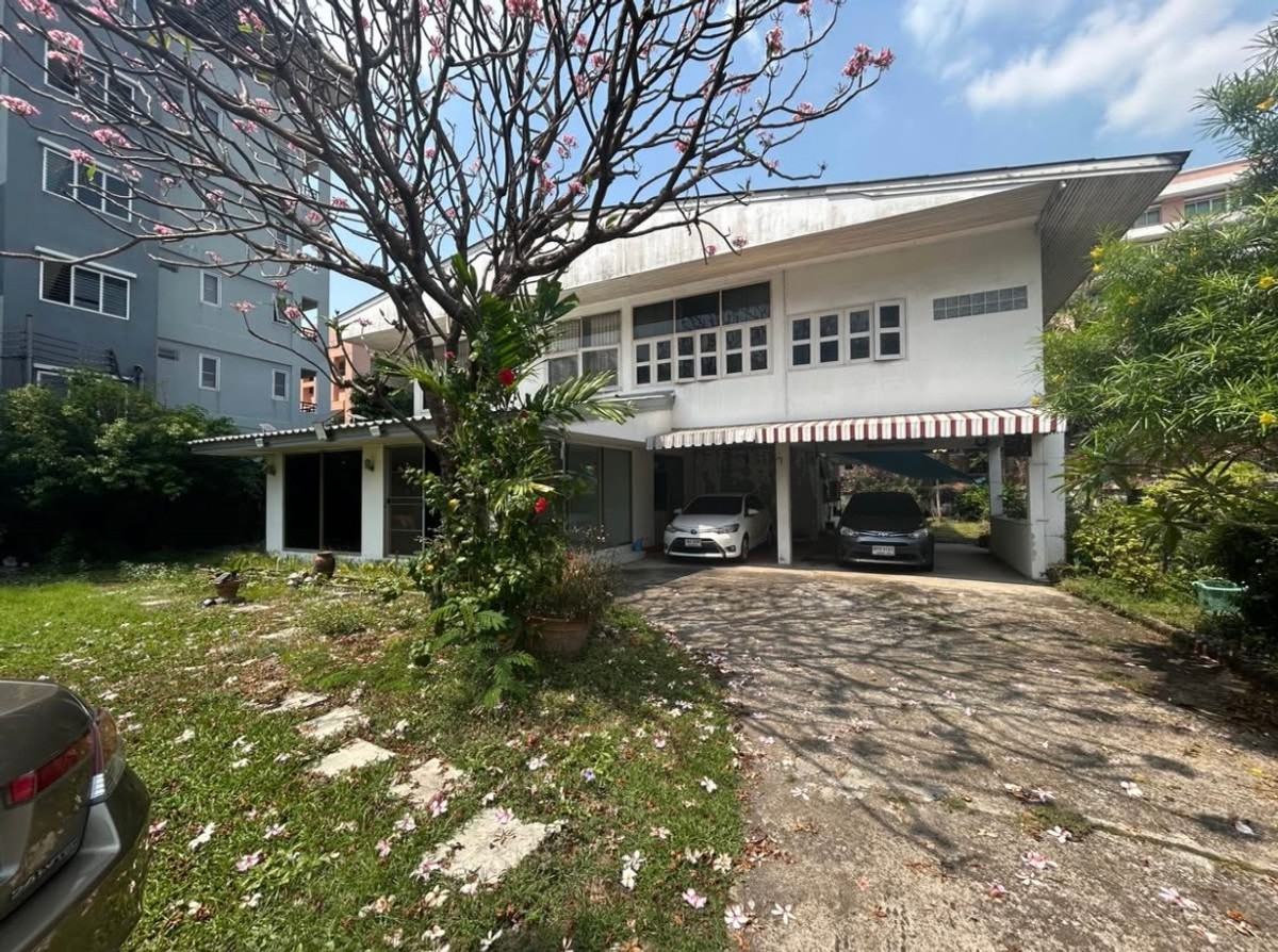 ขายบ้านลาดพร้าว101 แฮปปี้แลนด์ : ขายบ้านพร้อมที่ดิน ขนาดใหญ่ 241 ตรว ในซอย ลาดพร้าว126  ใกล้รถไฟฟ้าสถานนี ลาดพร้าว101