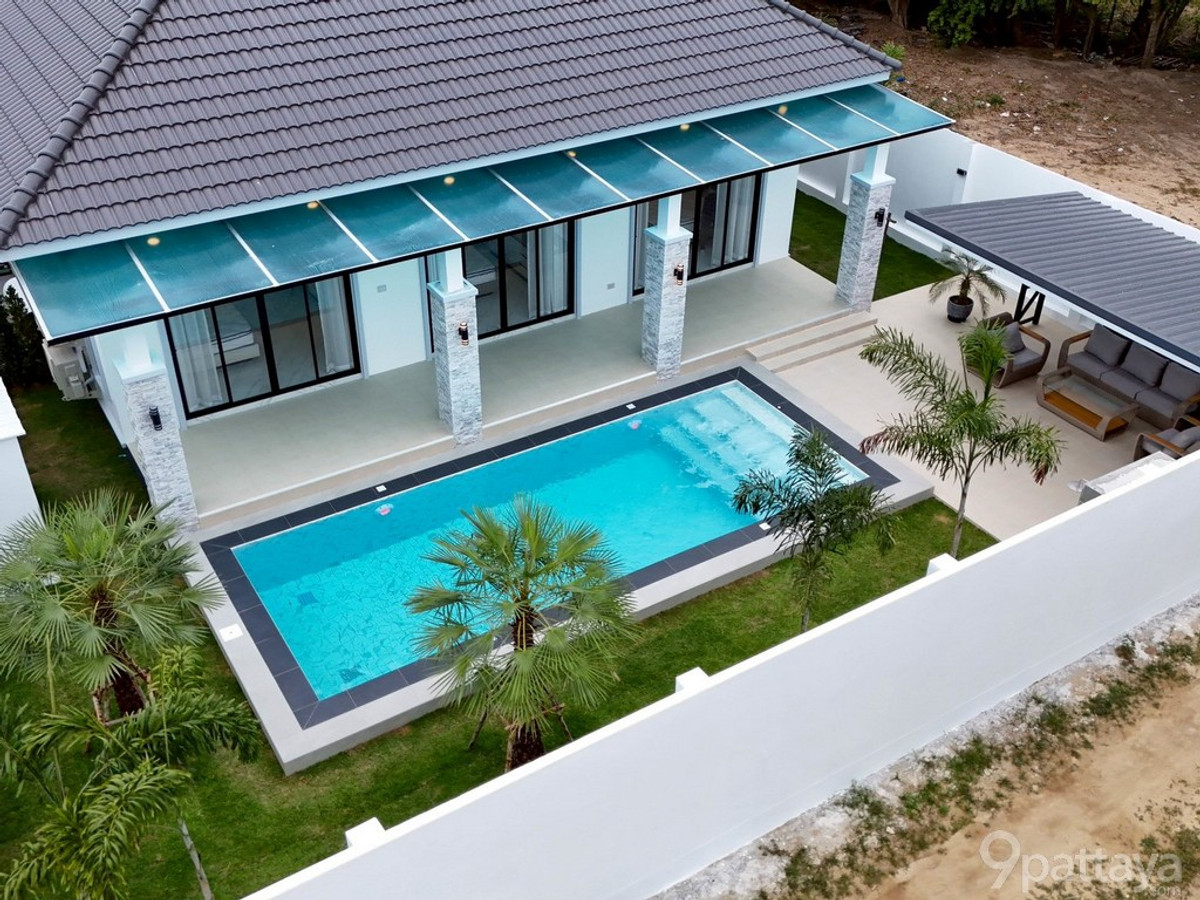 ขายบ้านพัทยา บางแสน ชลบุรี สัตหีบ : ขายด่วน | พูลวิลล่าหรู สร้างใหม่ – ห้วยใหญ่ พัทยา ✨บ้านเดี่ยวสไตล์ยุโรปสุดหรู ที่ดินกว้าง กำแพงสูง 2.4 เมตร ให้ความเป็นส่วนตัว โครงสร้างแข็งแรง ลงเสาเข็ม 24 ต้น พร้อมเข้าอยู่ทันที 3 ห้องนอน • 3 ห้องน้ำ (น้ำร้อน/น้ำเย็นทุกจุด) • ห้องรับแขก