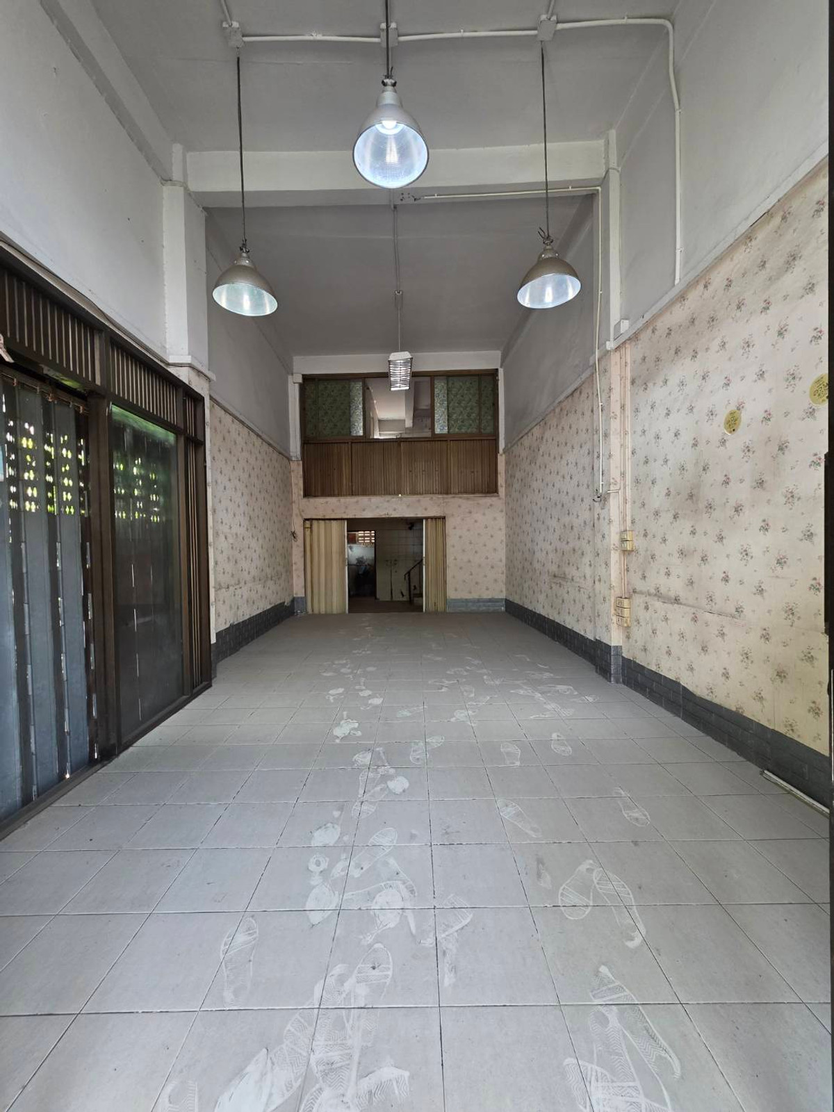 For RentShop HouseKasetsart, Ratchayothin : Commercial building for rent, near Senanikom BTS, only 3 minutes.