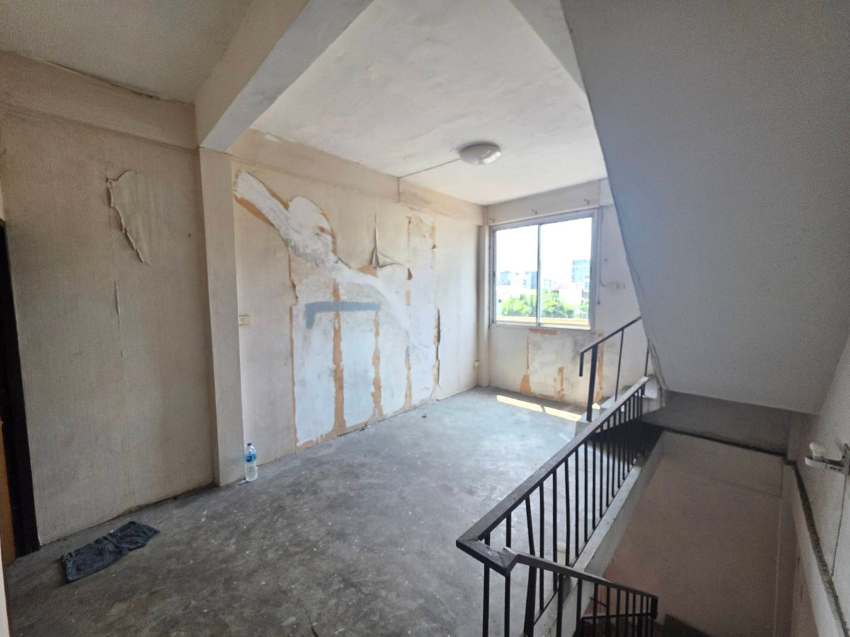 For RentShop HouseKasetsart, Ratchayothin : Commercial building for rent, near Senanikom BTS, only 3 minutes.