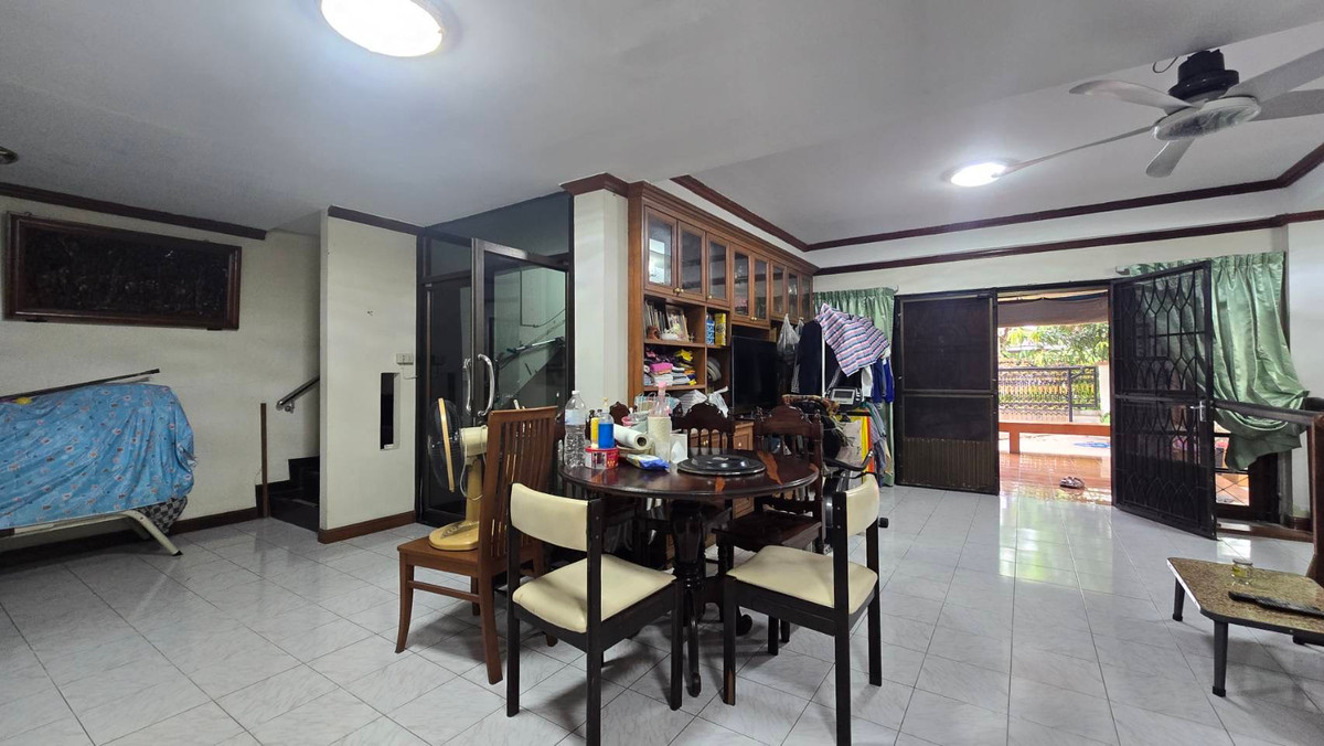 ขายบ้านนวมินทร์ รามอินทรา : ขายบ้านเดี่ยว 2 ชั้น หมู่บ้านแมกไม้ รามอินทรา ใกล้ซอยรามอินทรา 103/3 เขตคันนายาว เนื้อที่ 50 ตารางวา ฟังก์ชันภายในบ้าน 3 ห้องนอน 2 ห้องน้ำ 1 ห้องครัว 1 ห้องอเนกประสงค์ จอดรถได้ 2 คัน