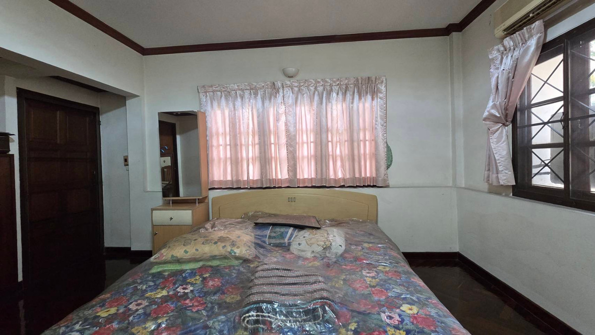 ขายบ้านนวมินทร์ รามอินทรา : ขายบ้านเดี่ยว 2 ชั้น หมู่บ้านแมกไม้ รามอินทรา ใกล้ซอยรามอินทรา 103/3 เขตคันนายาว เนื้อที่ 50 ตารางวา ฟังก์ชันภายในบ้าน 3 ห้องนอน 2 ห้องน้ำ 1 ห้องครัว 1 ห้องอเนกประสงค์ จอดรถได้ 2 คัน