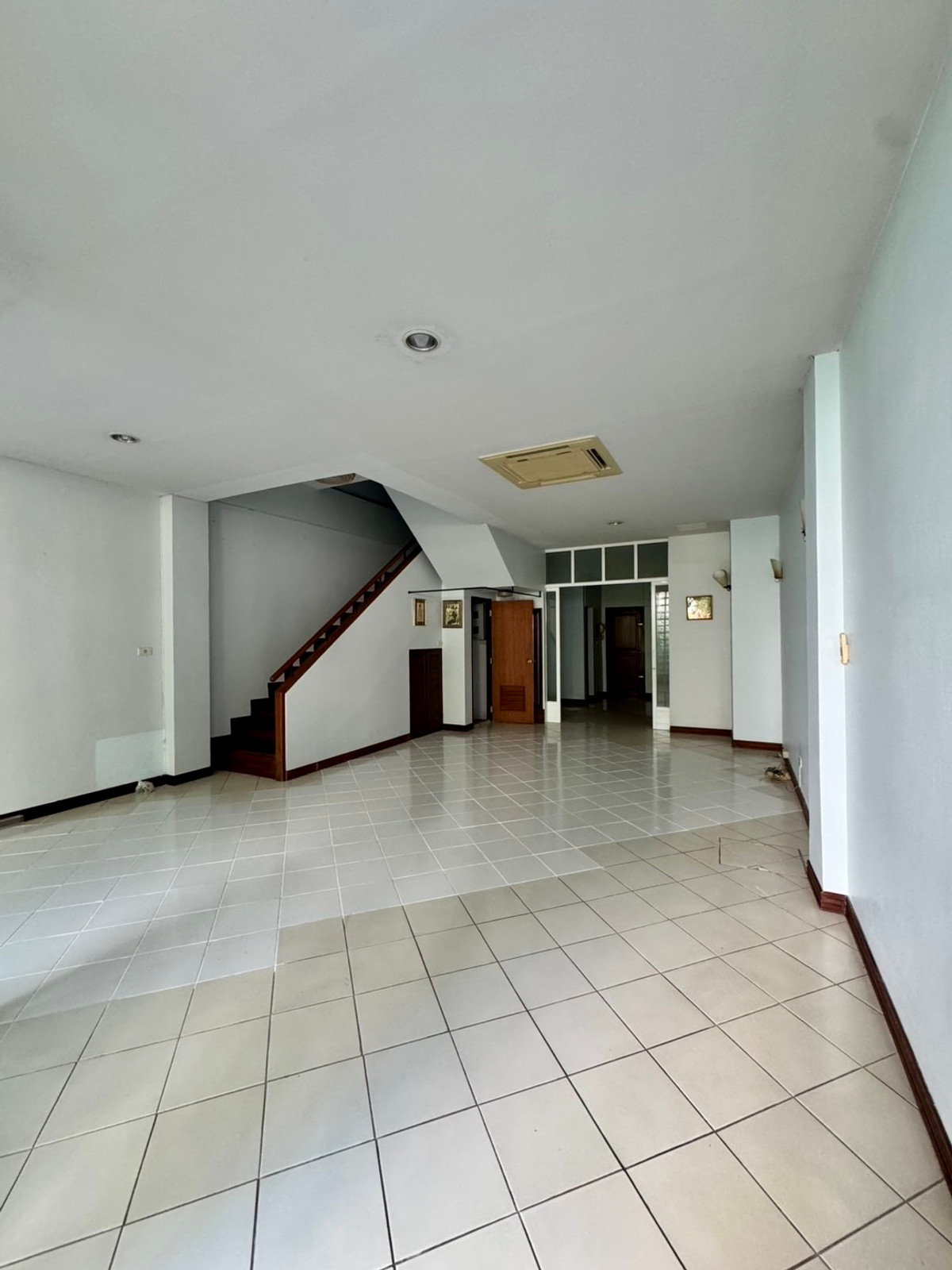 ให้เช่าทาวน์โฮมสุขุมวิท อโศก ทองหล่อ : Townhome Thonglor soi 7 950m from BTS Thonglor: 4Fl 36sqwah 450sqm. 6bed 4bath 250,000/mth. Am: 0656199198