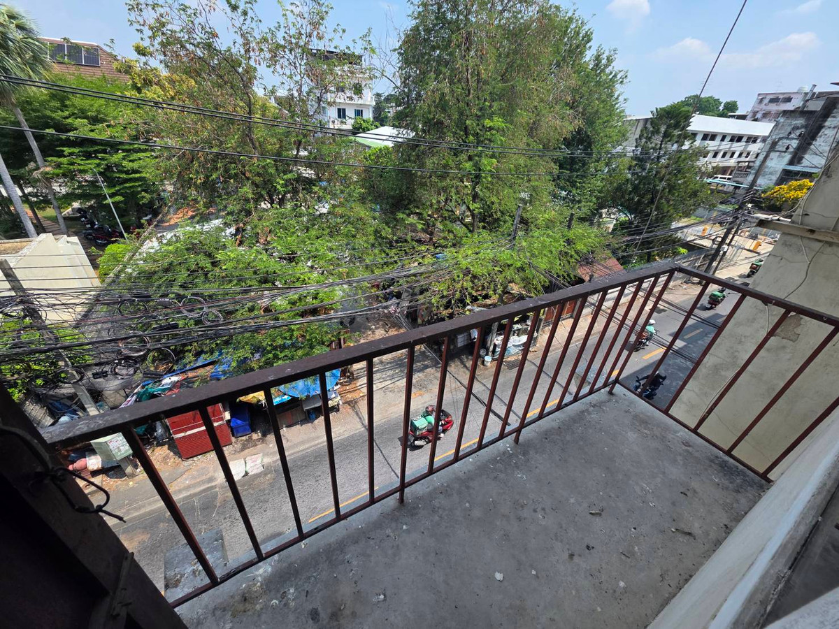 For RentShop HouseKasetsart, Ratchayothin : Commercial building for rent, near Senanikom BTS, only 3 minutes.