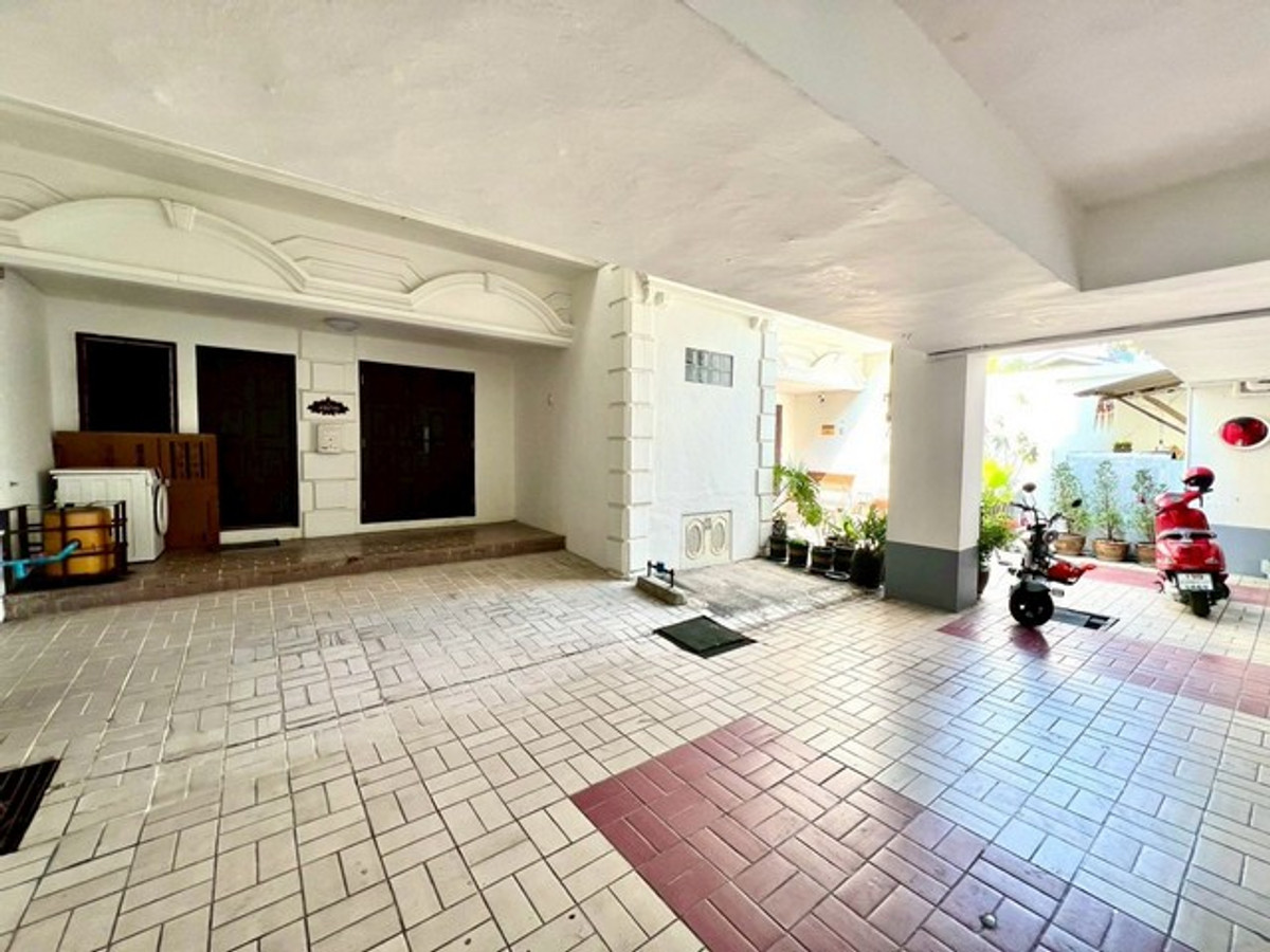 For RentTownhomeSukhumvit, Asoke, Thonglor : HR3259 Townhome, 4 floors, location, Rare Item! In the heart of Thonglor 49, suitable for living, home office, spacious usable area up to 250 sq m.