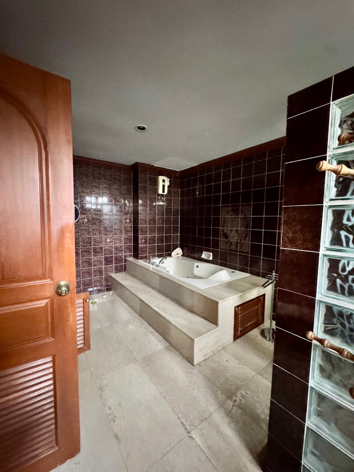 ให้เช่าทาวน์โฮมสุขุมวิท อโศก ทองหล่อ : Townhome Sukhumvit 39 900m from BTS Prompong: 4+1 Fl 50 sqwah 800sqm. 8.5rooms 7 bath 250,000/mth Am: 0656199198