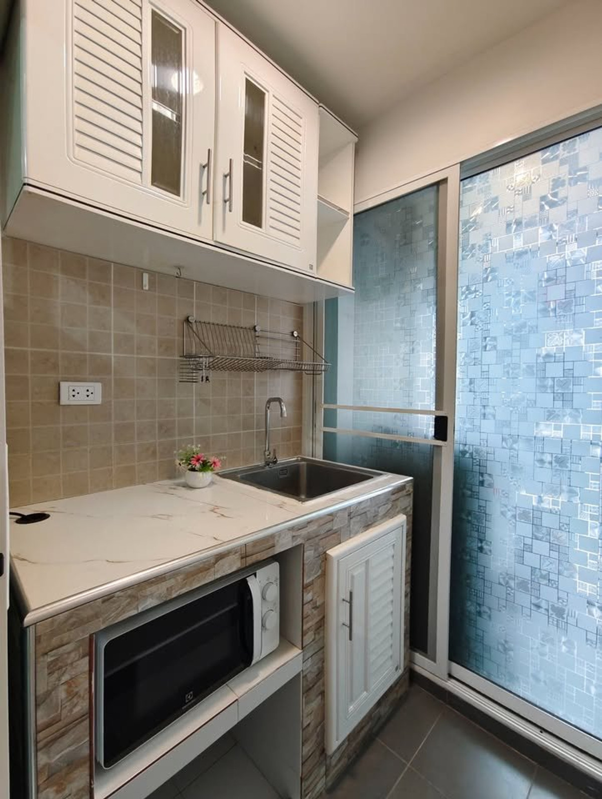 ให้เช่าคอนโดอ่อนนุช อุดมสุข : ให้เช่าคอนโดรีเจ้นท์โฮมสุขุมวิท 81  ใกล้สถานี BTS อ่อนนุช 700 ม (Rt-01)