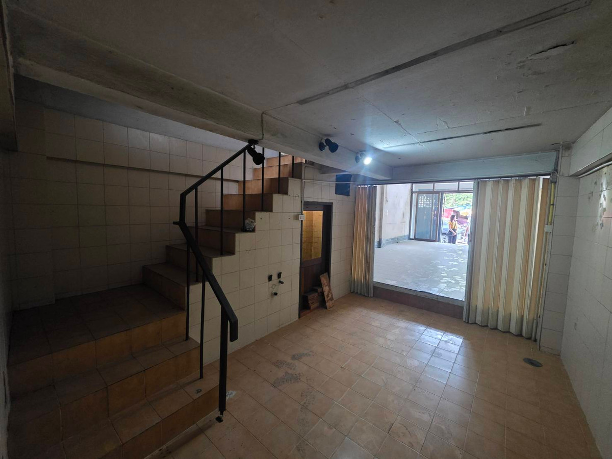 For RentShop HouseKasetsart, Ratchayothin : Commercial building for rent, near Senanikom BTS, only 3 minutes.