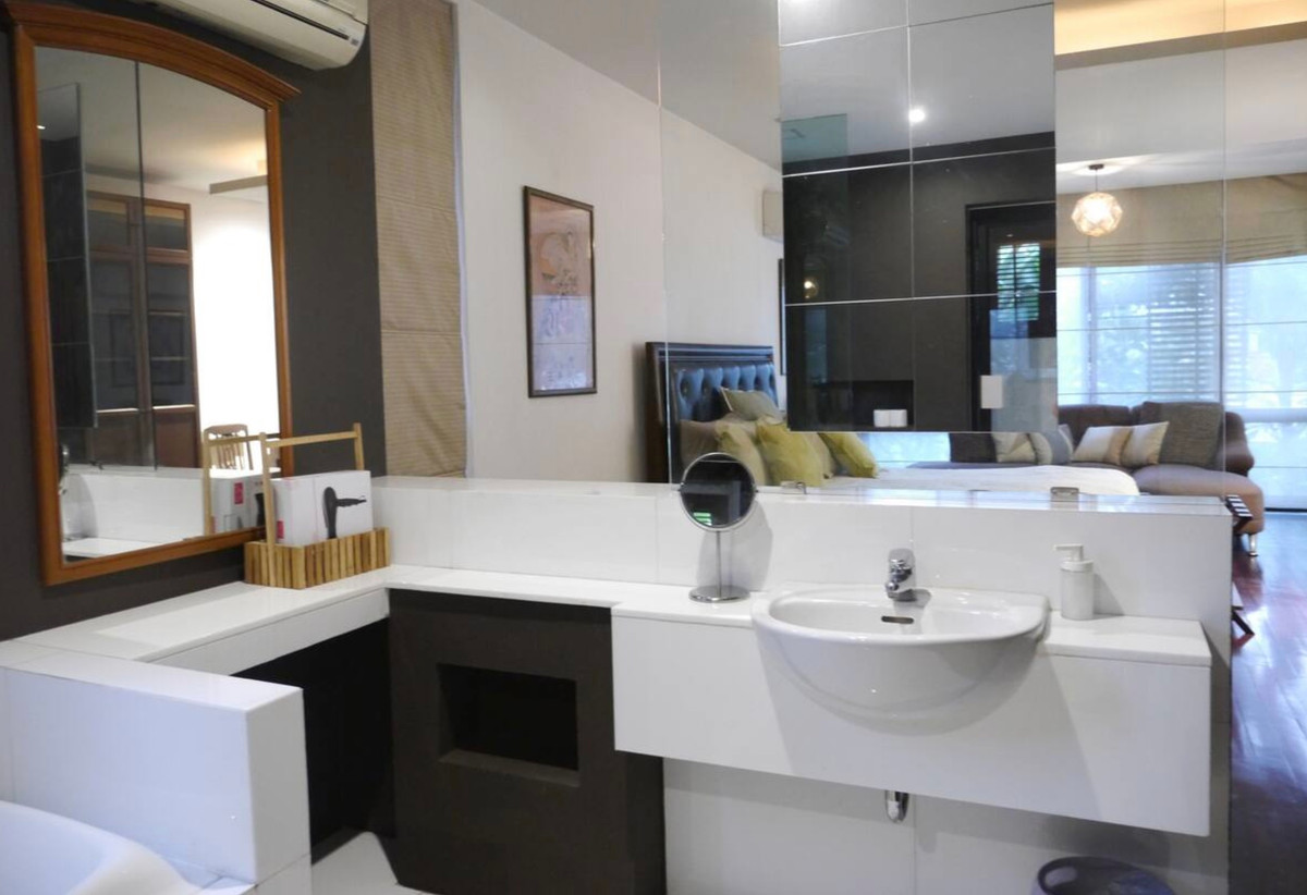 For RentHouseSukhumvit, Asoke, Thonglor : House wz private swiming pool in Thonglor Sukhumvit, only 800 meters to BTS Thonglor station