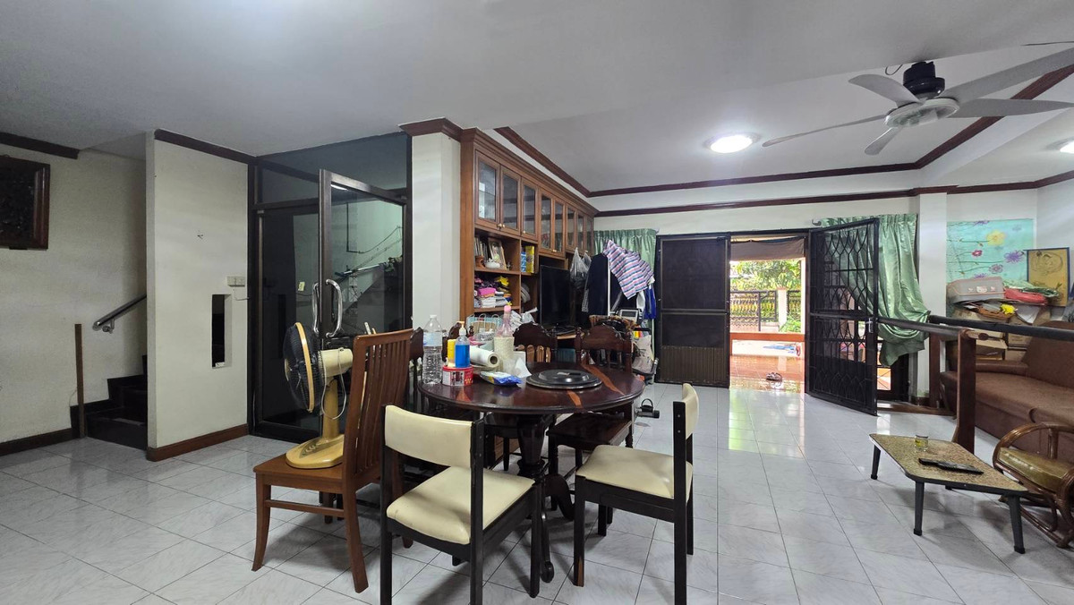 ขายบ้านนวมินทร์ รามอินทรา : ขายบ้านเดี่ยว 2 ชั้น หมู่บ้านแมกไม้ รามอินทรา ใกล้ซอยรามอินทรา 103/3 เขตคันนายาว เนื้อที่ 50 ตารางวา ฟังก์ชันภายในบ้าน 3 ห้องนอน 2 ห้องน้ำ 1 ห้องครัว 1 ห้องอเนกประสงค์ จอดรถได้ 2 คัน