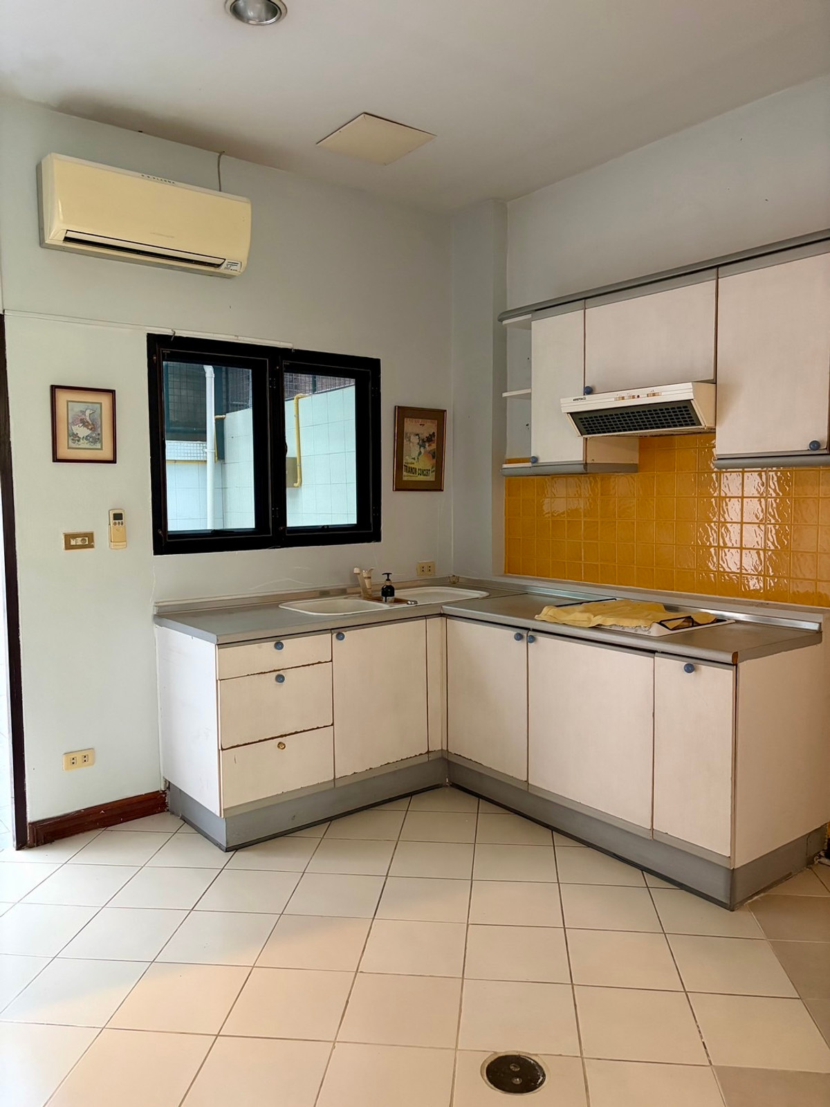 ให้เช่าทาวน์โฮมสุขุมวิท อโศก ทองหล่อ : Townhome Thonglor soi 7 950m from BTS Thonglor: 4Fl 36sqwah 450sqm. 6bed 4bath 250,000/mth. Am: 0656199198