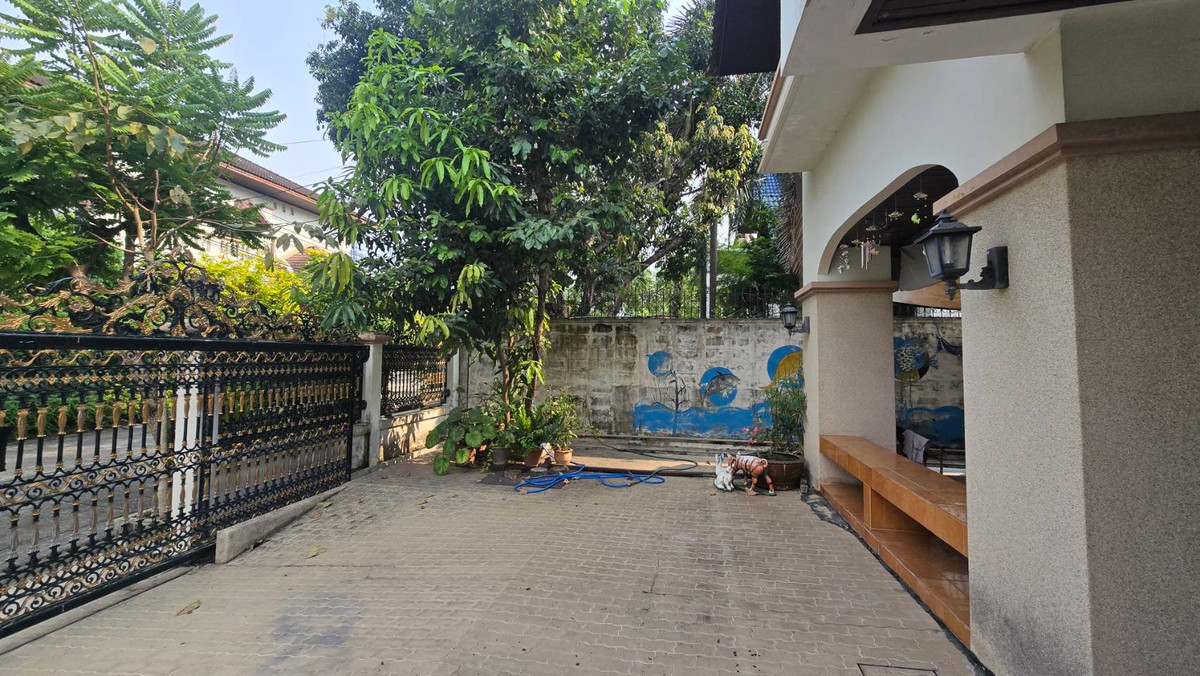 ขายบ้านนวมินทร์ รามอินทรา : ขายบ้านเดี่ยว 2 ชั้น หมู่บ้านแมกไม้ รามอินทรา ใกล้ซอยรามอินทรา 103/3 เขตคันนายาว เนื้อที่ 50 ตารางวา ฟังก์ชันภายในบ้าน 3 ห้องนอน 2 ห้องน้ำ 1 ห้องครัว 1 ห้องอเนกประสงค์ จอดรถได้ 2 คัน