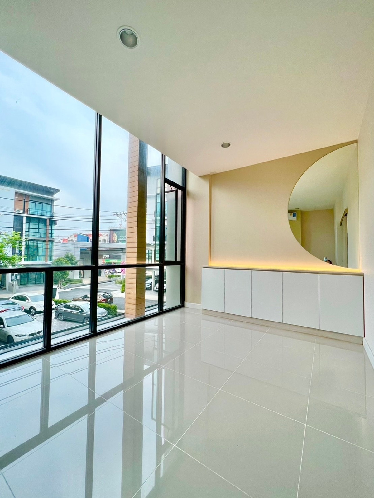 For LeaseholdKaset Nawamin,Ladplakao : New building for rent, Nuanchan Road, customer area with high purchasing power.  Suitable for clinics or eyebrow tattoo shop