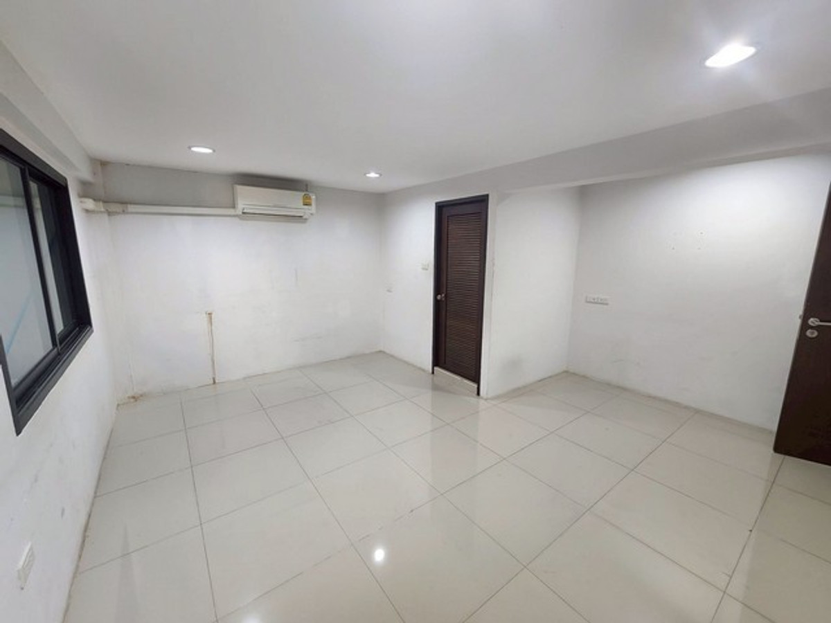 For RentTownhomeSukhumvit, Asoke, Thonglor : HR3255 Home Office for rent, 3 floors, in the heart of Sukhumvit 26, near BTS Phrom Phong, potential location, connecting Sukhumvit-Rama 4.