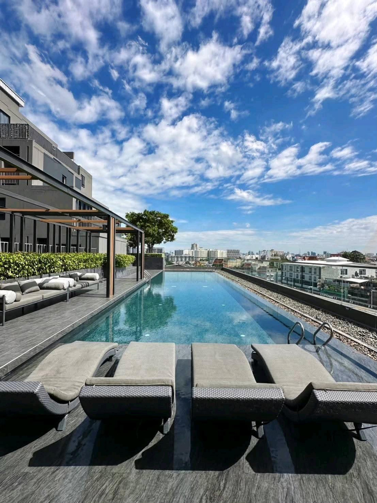 ให้เช่าคอนโดปิ่นเกล้า จรัญสนิทวงศ์ : 💦 คอนโดทำเลทอง ใกล้ศิริราช–ธรรมศาสตร์ เดินทางสะดวกมาก ห้องว่างพร้อมอยู่ เข้าอยู่ได้ทันที 💦